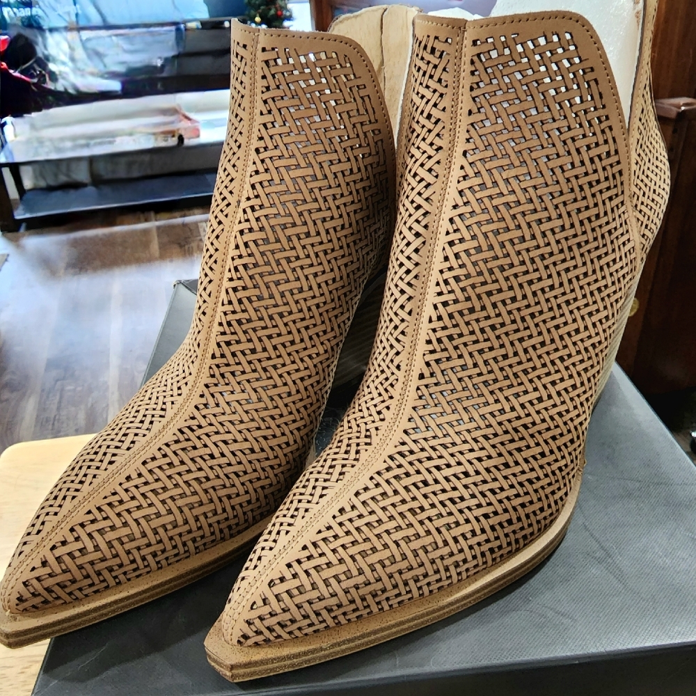 New Vince Camuto Gibbela tan pointed toe booties size 10M👢